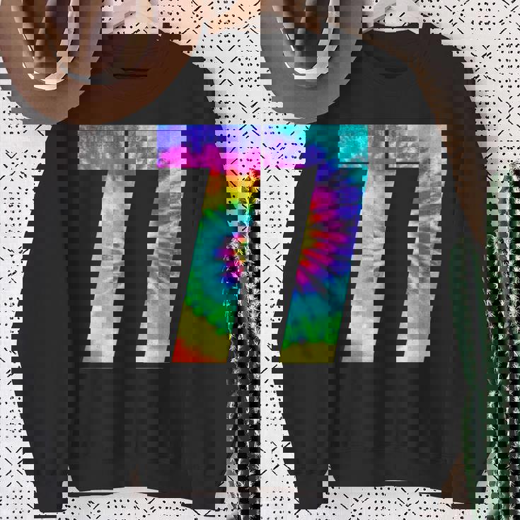 カラフルな絞り染め 77歳の誕生日または77番のチームイベント スウェットシャツ 年配の女性への贈り物