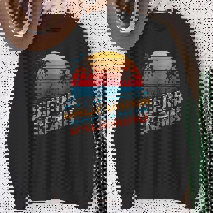 カリフォルニア ドリーミング サンセット ヤシの木 街並み スウェットシャツ 年配の女性への贈り物