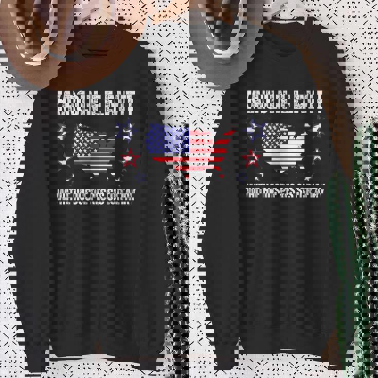 カロライン・レヴィット・ホワイトハウス報道官 スウェットシャツ 年配の女性への贈り物