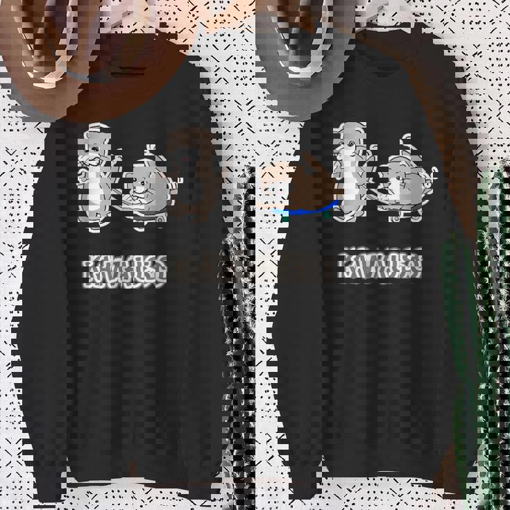 カワウソくん『スケボー』コツメカワウソ ゆるくて かわいい キャラクター イラスト スウェットシャツ 年配の女性への贈り物