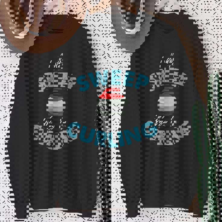 カーリングしているときだけ掃除する-おもしろいカーリング スウェットシャツ 年配の女性への贈り物