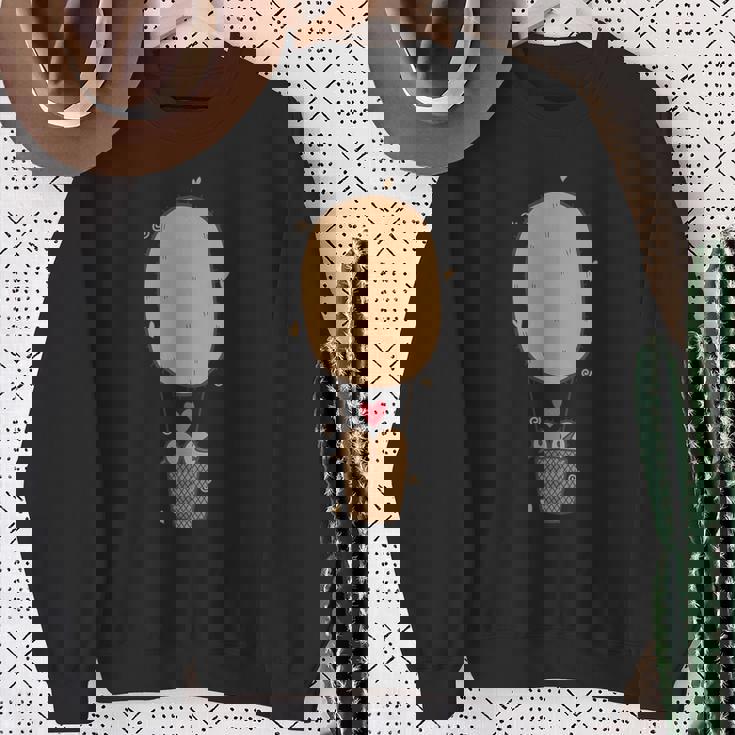 キウイフルーツバルーンで飛ぶ2羽のキウイ鳥。 スウェットシャツ 年配の女性への贈り物