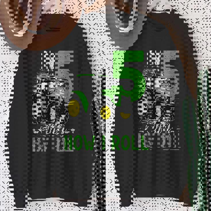 キッズ I Am 5 This Is How I Roll One Years Old Tractor 5歳の誕生日 スウェットシャツ 年配の女性への贈り物