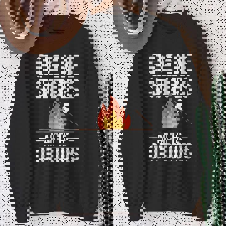 キャンプ&ハイカー向け、スモーズアンドザアウトドアデザインを与えてください スウェットシャツ 年配の女性への贈り物