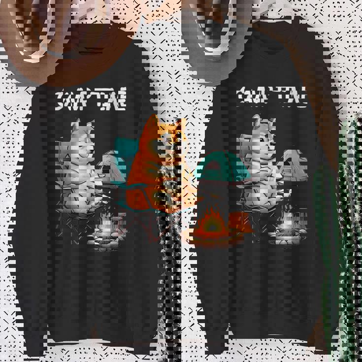 キャンプ Camp Time アウトドア 焚火 おもしろ 犬 柴犬好き 柴犬 名言 文字 面白い ふざけた ネタ スウェットシャツ 年配の女性への贈り物