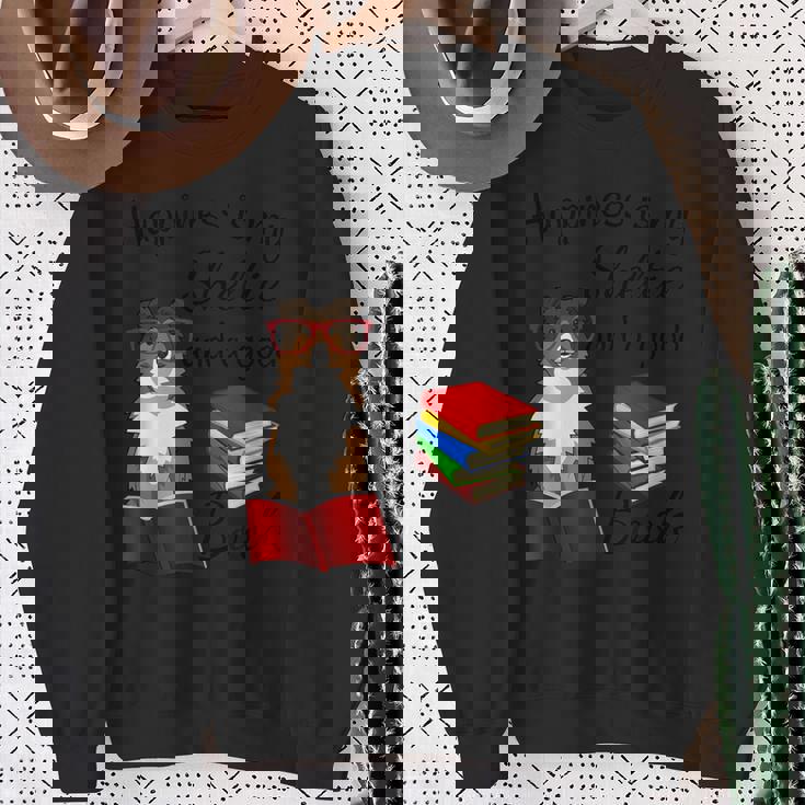 キュート・ハピネス・イズ・シェルティー・アンド・ブックス・シェルティー・マム スウェットシャツ 年配の女性への贈り物