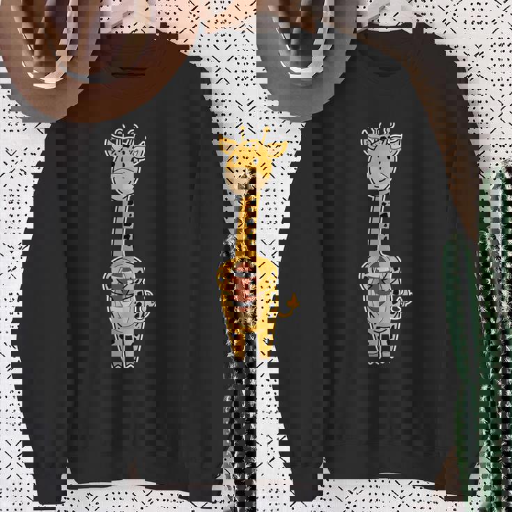 キリンはアメリカンフットボールを演じています。 スウェットシャツ 年配の女性への贈り物