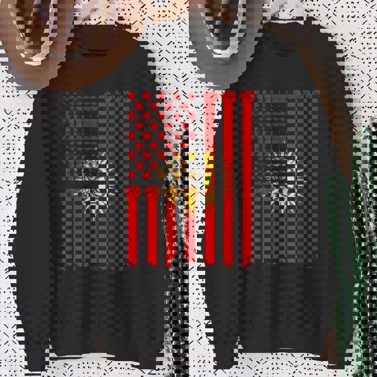 キルギス アメリカ 手拳 キルギス ルーツ アメリカ キルギス 国旗 スウェットシャツ 年配の女性への贈り物