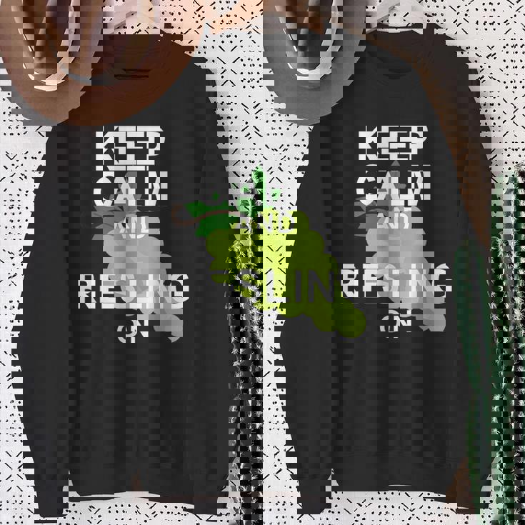 キープ・カームとリースリング・オン・ワイン スウェットシャツ 年配の女性への贈り物