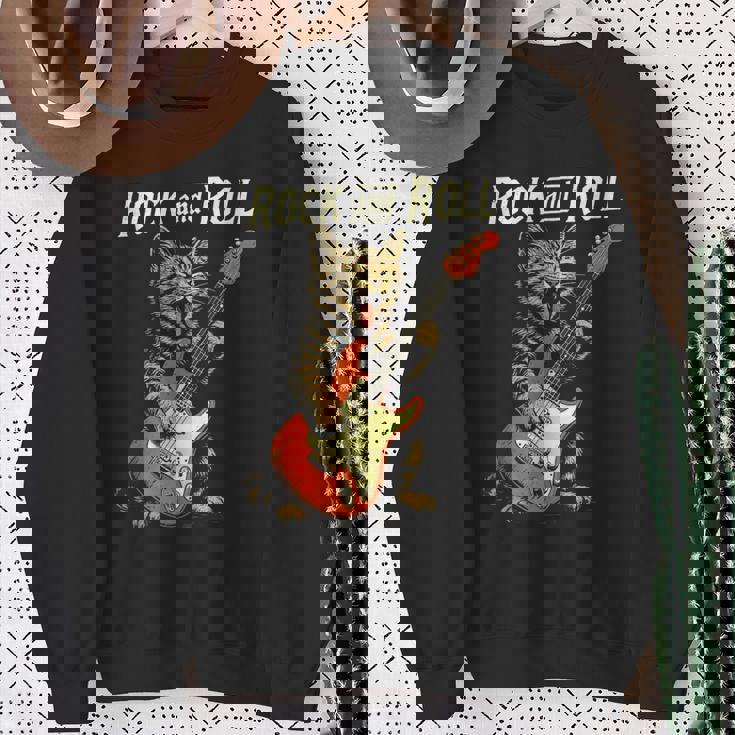 ギターを弾くロックな猫 音楽好き猫好き向けデザイン スウェットシャツ 年配の女性への贈り物