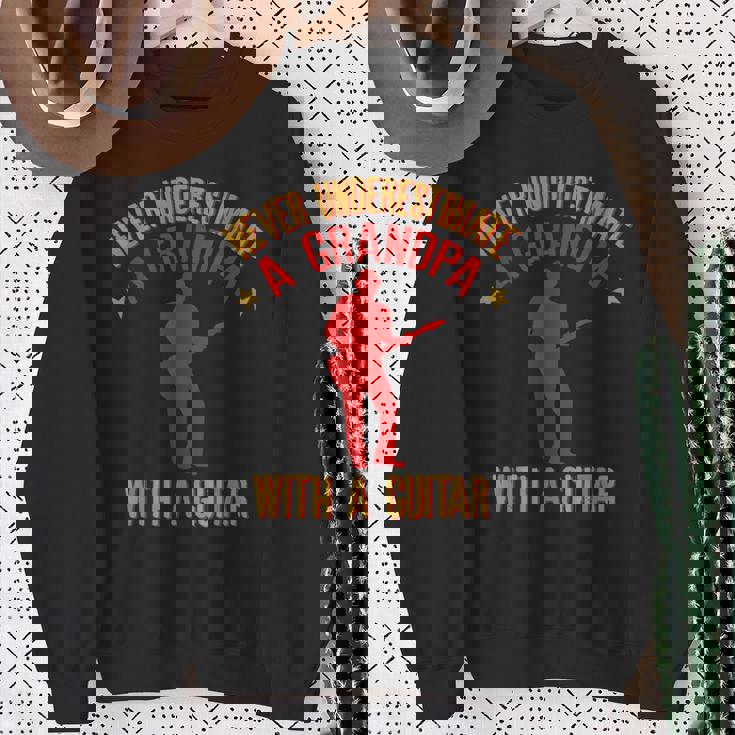 ギターを持ったおじいちゃんを決して過小評価しないでください スウェットシャツ 年配の女性への贈り物