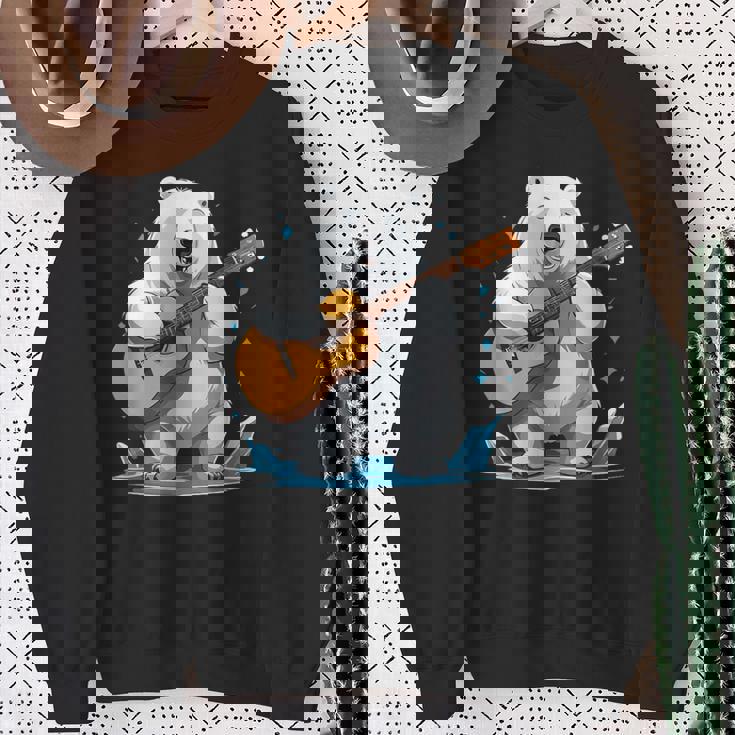 クマがアコースティックギターを弾くクマのギタリスト スウェットシャツ 年配の女性への贈り物