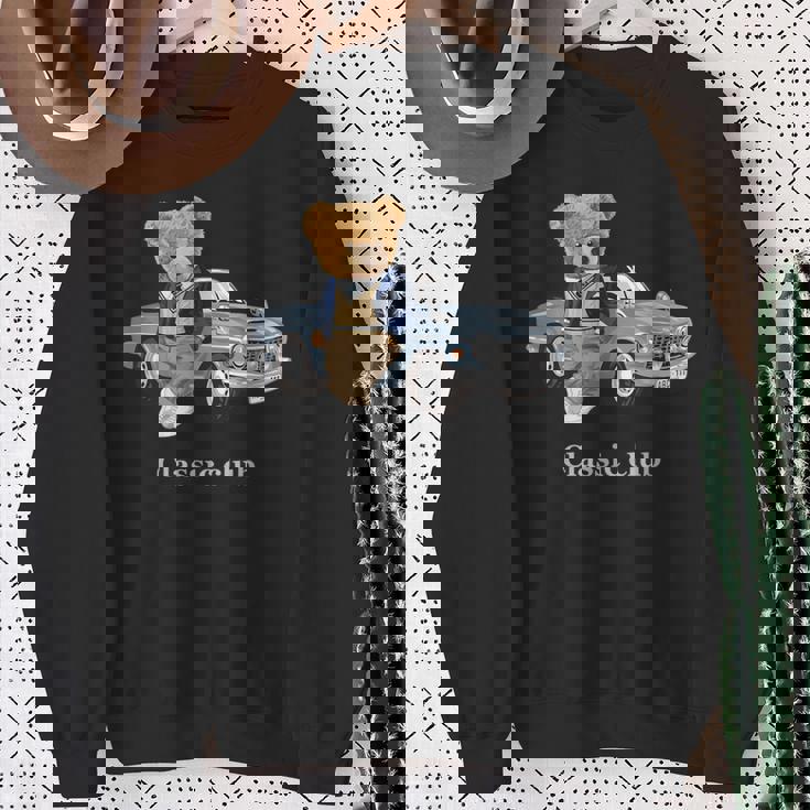 クラシックカーがかわいいテディベア。 スウェットシャツ 年配の女性への贈り物