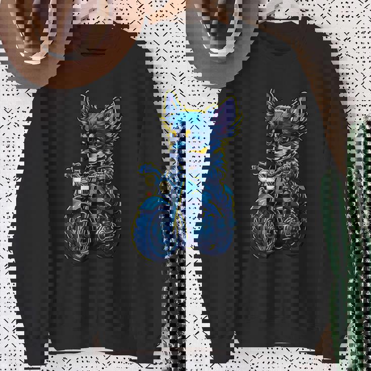 クリスマスにバイクを運転するかわいいチワワ。 スウェットシャツ 年配の女性への贈り物