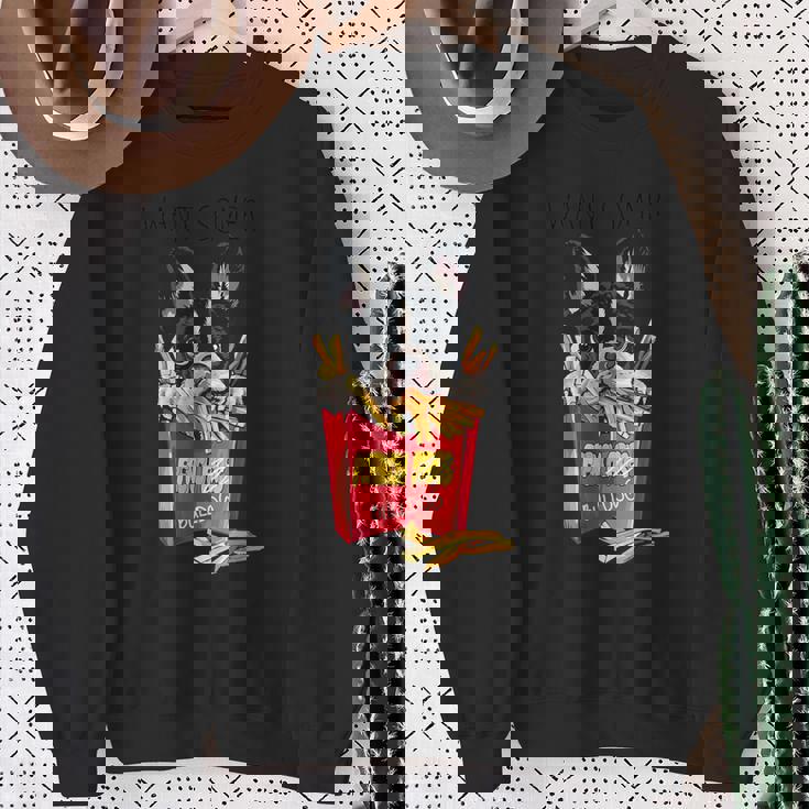 クールなフレンチブルドッグがフライドポテトを食べるグラフィッククールなデザイン。 スウェットシャツ 年配の女性への贈り物