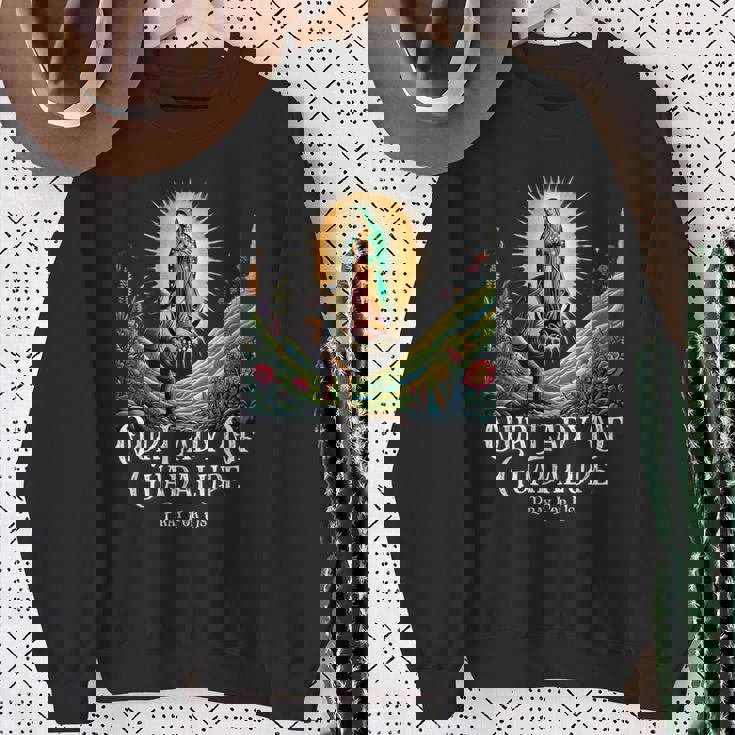 グアダルーペの聖母マリアカトリック スウェットシャツ 年配の女性への贈り物