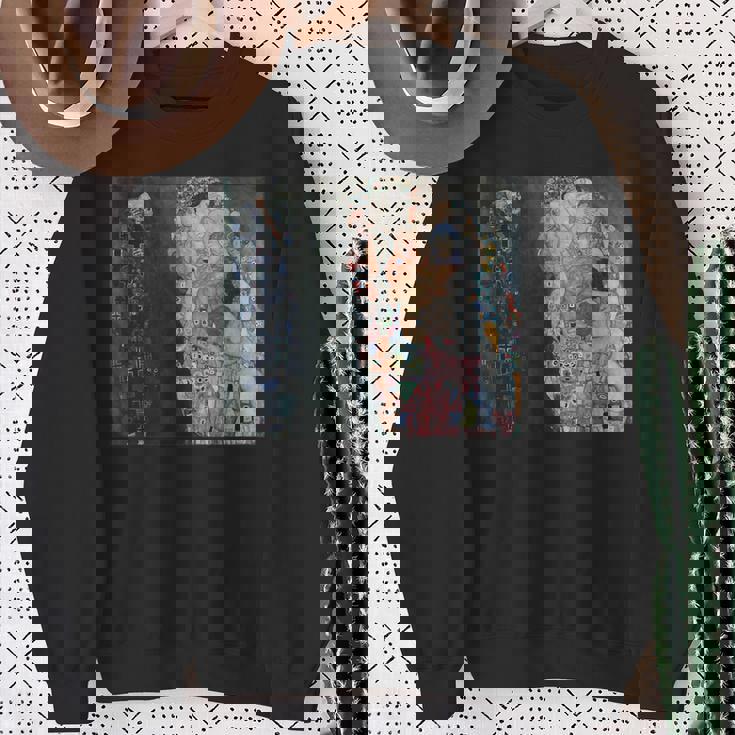 グスタフ・クリムトによる死と生1916 スウェットシャツ 年配の女性への贈り物