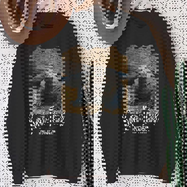 コモド島 インドネシア レトロポスターコモドドラゴン スウェットシャツ 年配の女性への贈り物