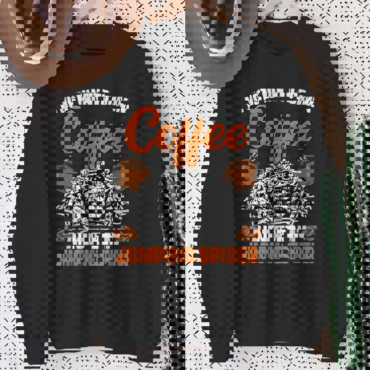 コーヒーを飲んで、面白いハエトリグモを撫でたいだけ スウェットシャツ 年配の女性への贈り物