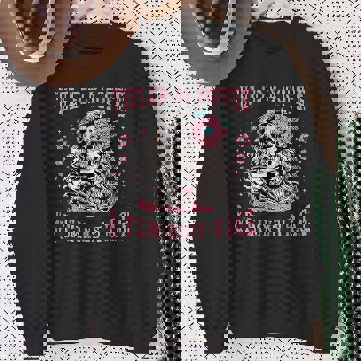 コーヒーフェミニストの怒りに支えられたスケルトンフェミニスト フェミニズム スウェットシャツ 年配の女性への贈り物