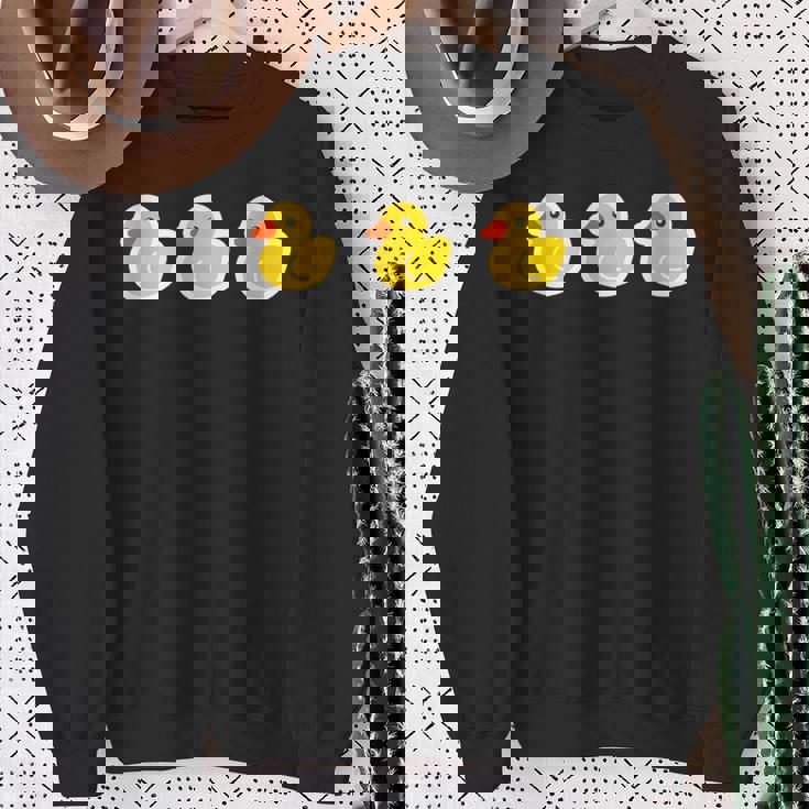 ゴムアヒル（3 スリー）黄色いアヒル お風呂のおもちゃ ラバーダック【ポップ イラスト】ゆるかわいい キャラクター スウェットシャツ 年配の女性への贈り物