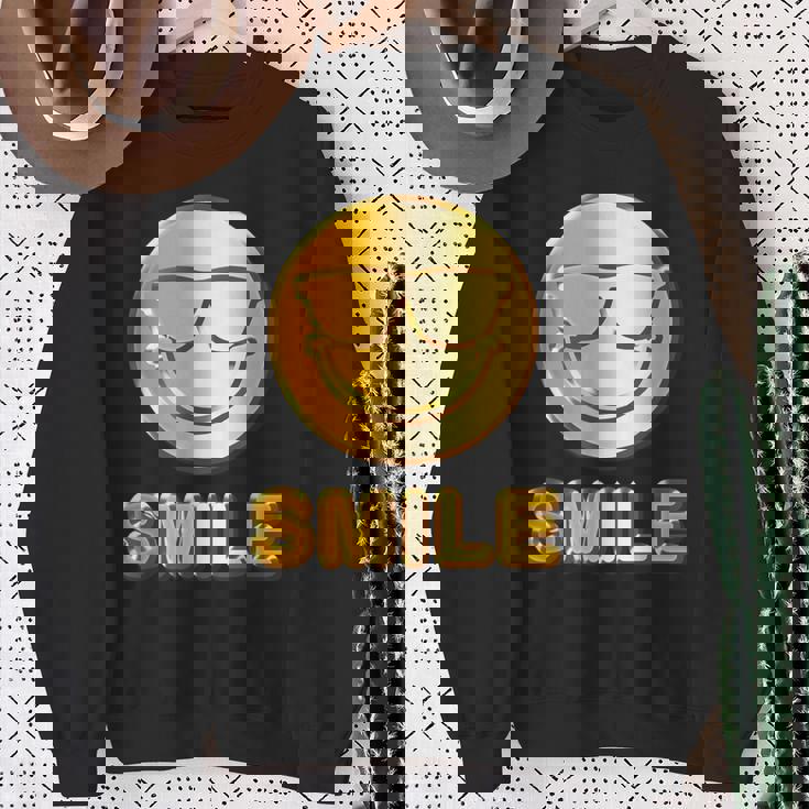 ゴールデン スマイル（フェイク ゴールド風）スマイリー フェイス ニコニコ 笑顔 サングラス 面白い 色 スウェットシャツ 年配の女性への贈り物