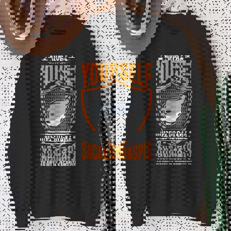 サカバンバスピスのフィッシュミームになれない限り、常に自分らしくありなさい スウェットシャツ 年配の女性への贈り物