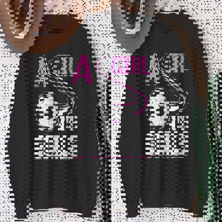 サッカーでゴールを決めた少女 スウェットシャツ 年配の女性への贈り物