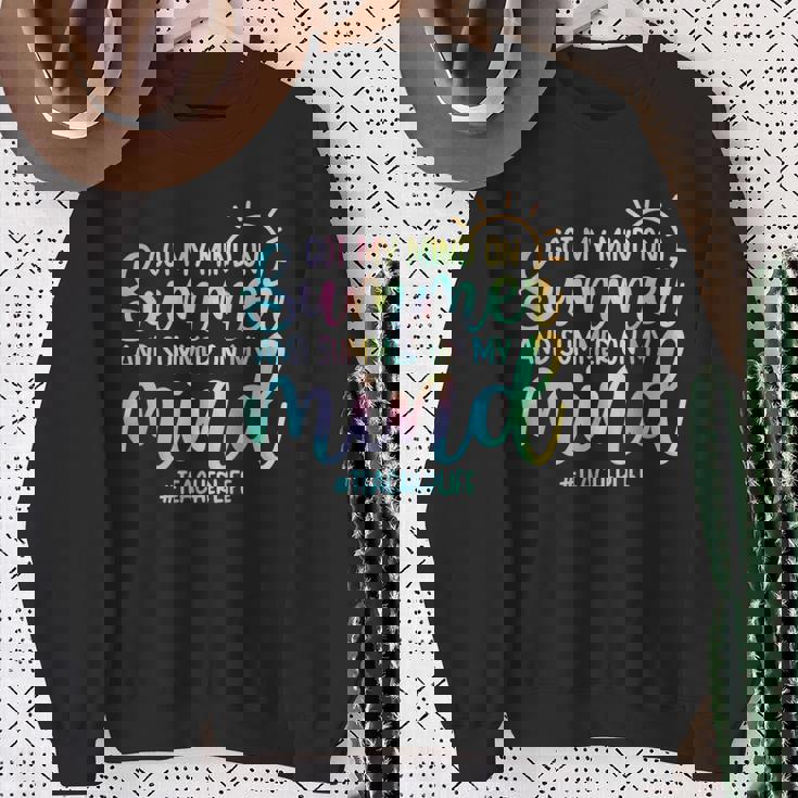 サマー・ティーチャー・ライフ・ファニー・サマー・ティーチャーに夢中 スウェットシャツ 年配の女性への贈り物