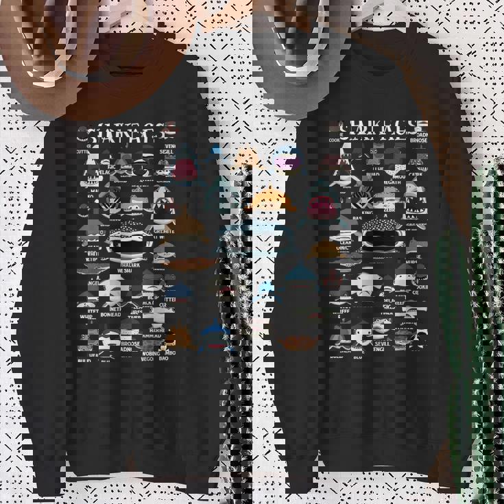 サメの種類 面白いサメの顔 サメの恋人 キッズ 先生 スウェットシャツ 年配の女性への贈り物