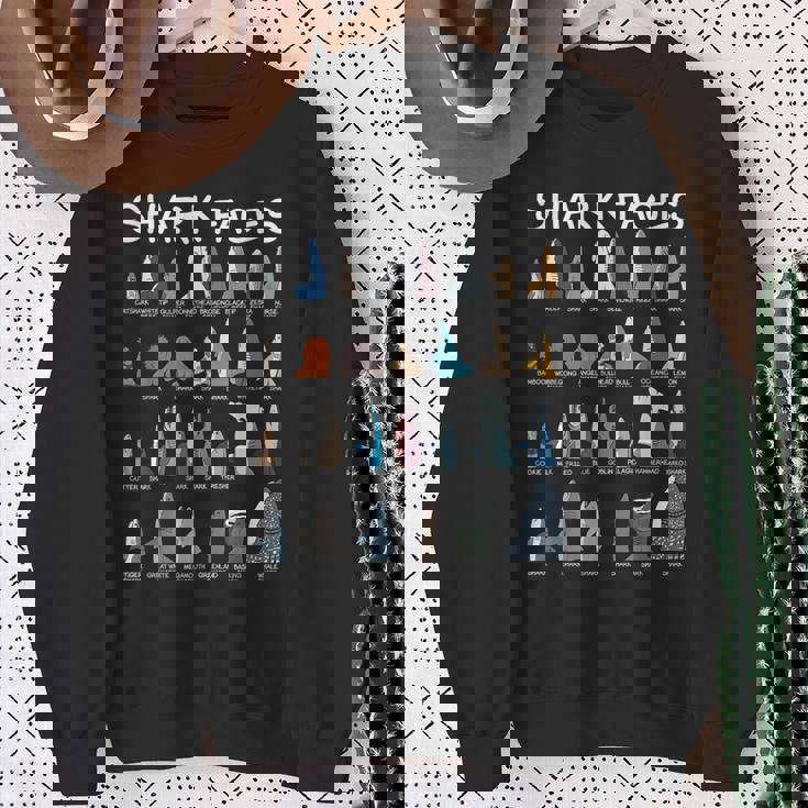 サメの顔タイプ 捕食者 面白いサメ 魚 サメ スウェットシャツ 年配の女性への贈り物