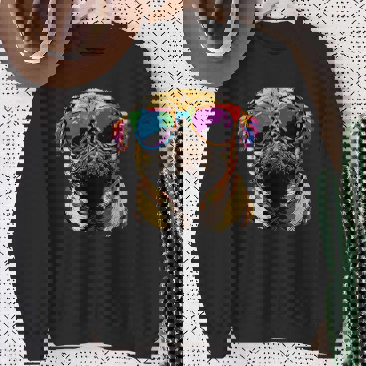 サングラスとパグベージュ犬愛カーリンかわいいパグ スウェットシャツ 年配の女性への贈り物