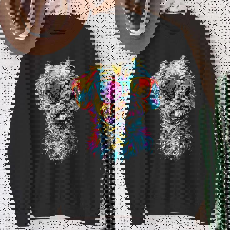 サングラスをかけたマルチーズ マルチーズ犬は甘いマルチーズが大好き スウェットシャツ 年配の女性への贈り物