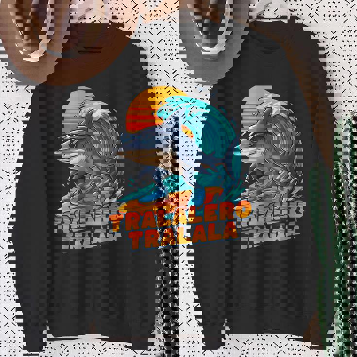 サーフィン トララレロ トラララ イタリアンブレインロットミーム スウェットシャツ 年配の女性への贈り物