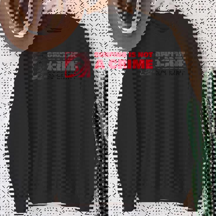 サーフィンは犯罪じゃないサーファーウェーブ、カリフォルニアサンクレメンテ スウェットシャツ 年配の女性への贈り物