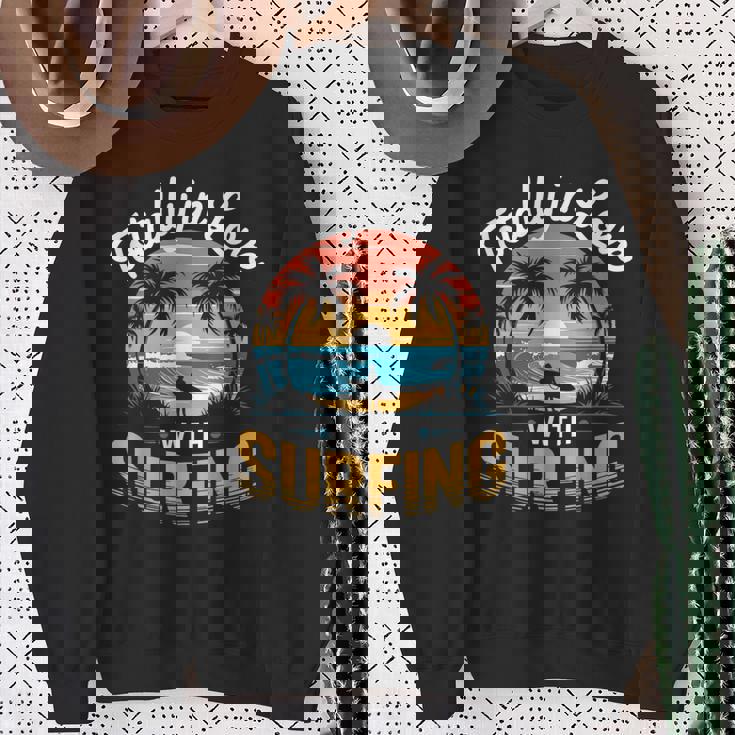 サーフィンサーフボードが大好き。メンズサーフボーダー用。 スウェットシャツ 年配の女性への贈り物