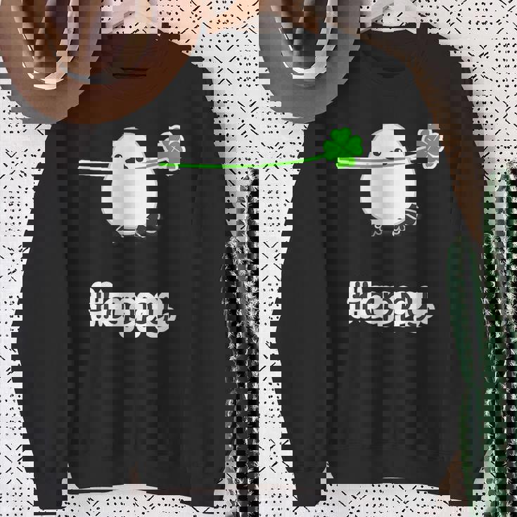 シマエナガ『四つ葉のクローバー』白い鳥【どうぶつフレンズ】動物 ゆるくて かわいい キャラクター イラスト スウェットシャツ 年配の女性への贈り物