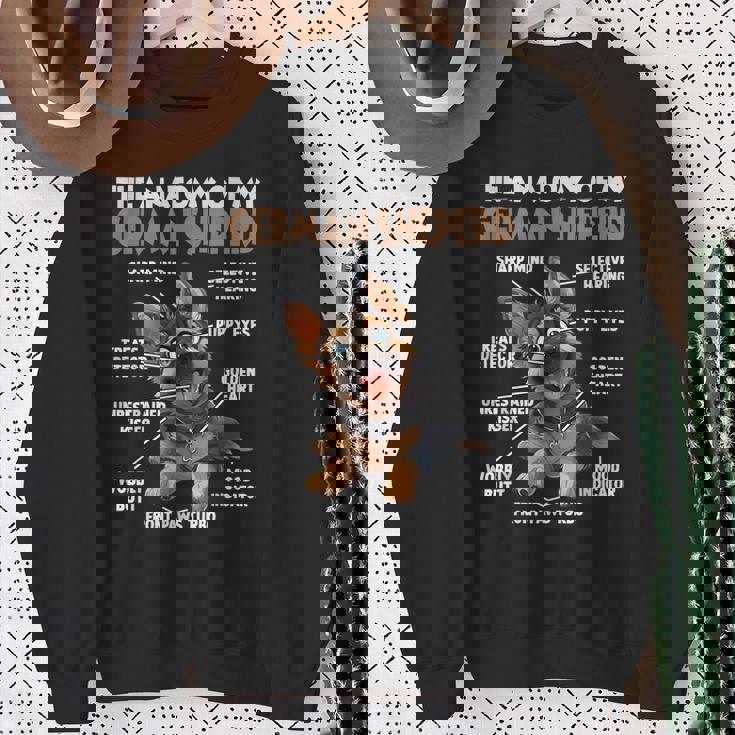 ジャーマン シェパードの犬の散歩犬愛好家のジャーマン シェパード スウェットシャツ 年配の女性への贈り物