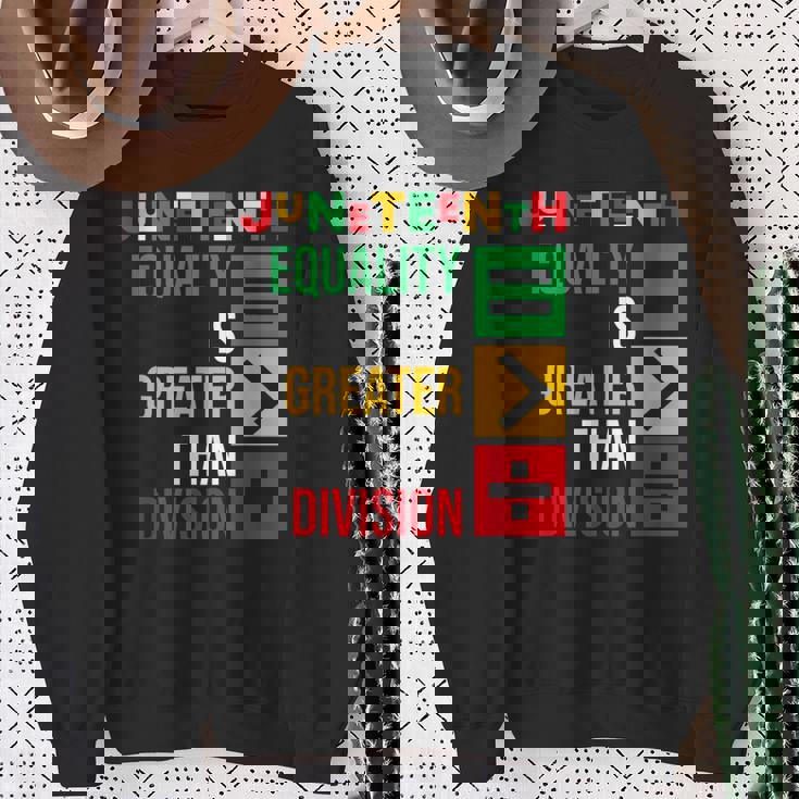 ジューンティーンスの平等は分裂よりも大きい スウェットシャツ 年配の女性への贈り物