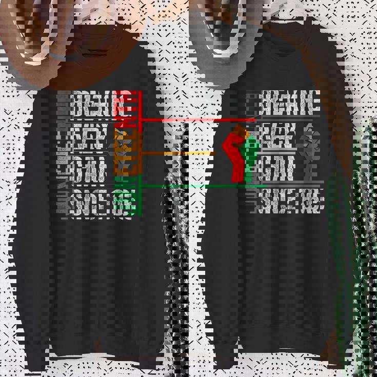 ジューンティーンスは1865年以来すべてのチェーンを断ち切りました スウェットシャツ 年配の女性への贈り物