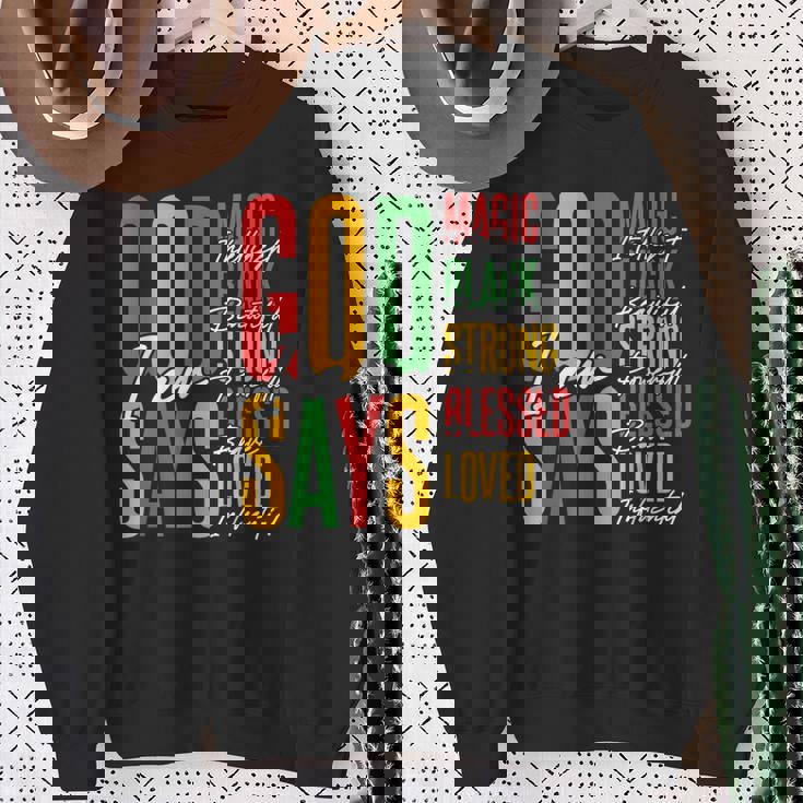 ジューンティーンス・ブラック・ガール・クリスチャン・ゴッドは私が強く祝福されていると言う スウェットシャツ 年配の女性への贈り物