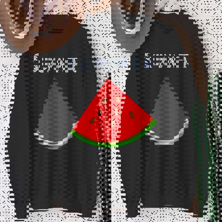 スイカ 1ピース・夏【 サマータイム 】リゾート・夏 大好き／面白 イラスト スウェットシャツ 年配の女性への贈り物