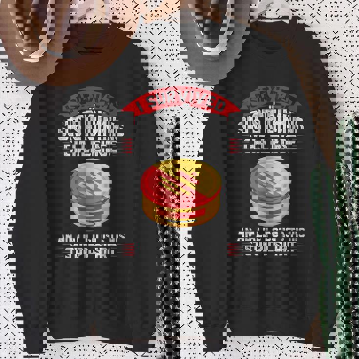 スウェーデンのシュールストレミング・チャレンジを生き延びた スウェットシャツ 年配の女性への贈り物