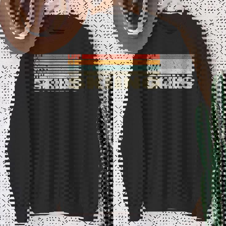 スキースノースキーヤーとレトロなスノウスキーで人生はより良い。 スウェットシャツ 年配の女性への贈り物