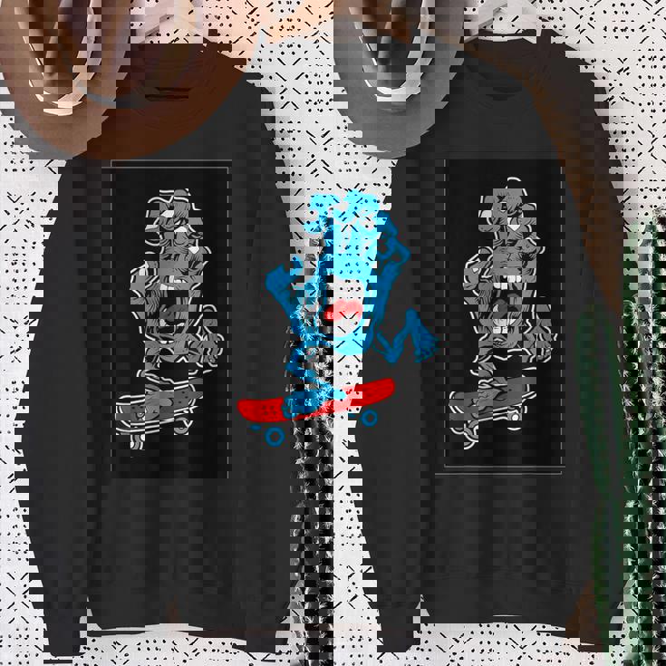 スクリーミング スケートボードハンド スウェットシャツ 年配の女性への贈り物