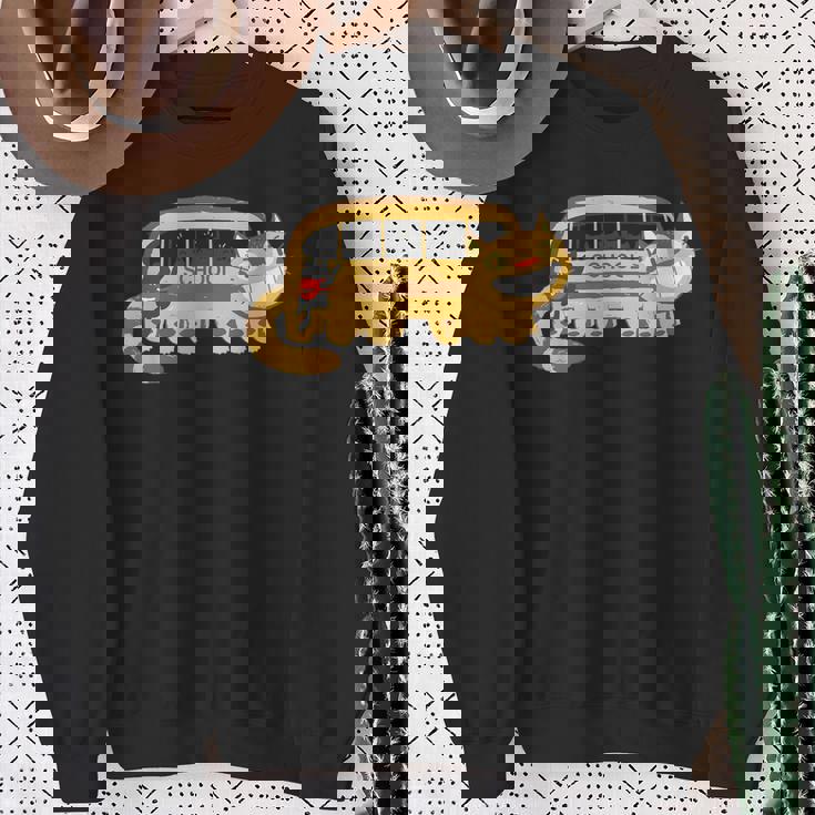 スクールキャットバスに向かうキャットバスの猫たち スウェットシャツ 年配の女性への贈り物