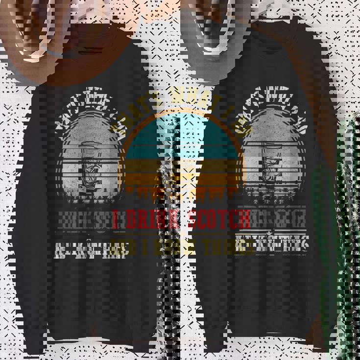 スコッチを飲みます＆アイ・ノウ・シングスファニー・スコッチ・ラヴァー・ウイスキー スウェットシャツ 年配の女性への贈り物