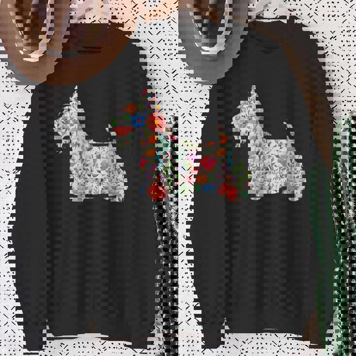 スコティッシュテリア水彩フラワーデザイン。 スウェットシャツ 年配の女性への贈り物