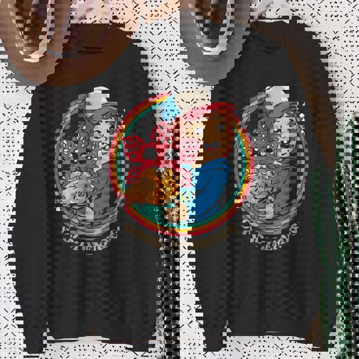 ストレンジャー・シングス ダスティン デモドグ ミーム 好奇心 コンパニオン 84 スウェットシャツ 年配の女性への贈り物