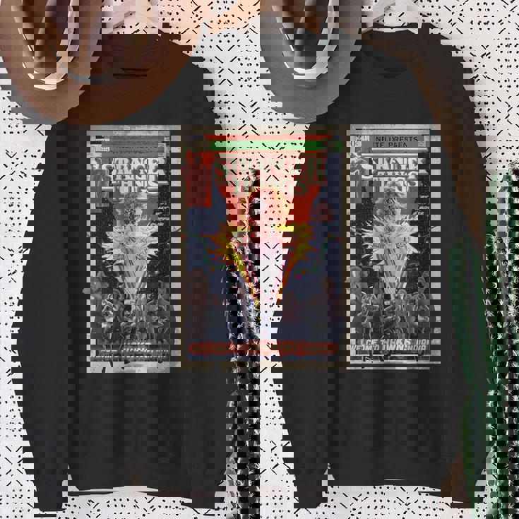 ストレンジャー・シングス リミックス 80年代レトロコミックアート ホーキンズへようこそ スウェットシャツ 年配の女性への贈り物